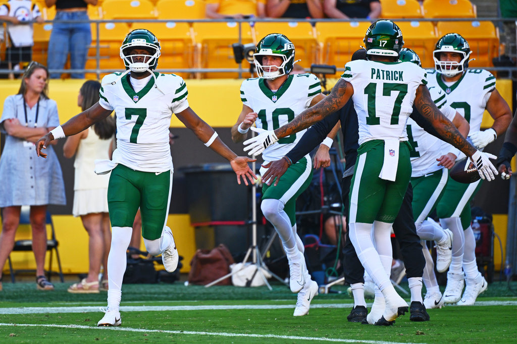 Geno Smith throws a touchdown pass during his 1-drive cameo as Jets top Steelers 17-0